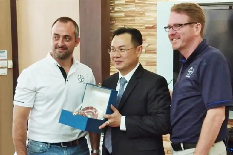 นายจิม เคนเนลลี่(ขวา) กรรมการผู้จัดการ แล...