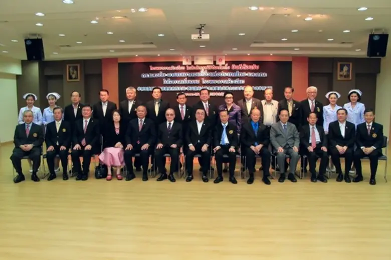 ดร.วิเชียร เตชะไพบูลย์ (นั่ง : ที่ 6 จากข...