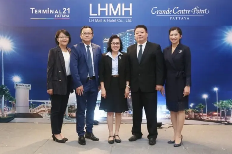 นางสุวรรณา พุทธประสาท (ลำดับที่ 3 จากซ้าย...