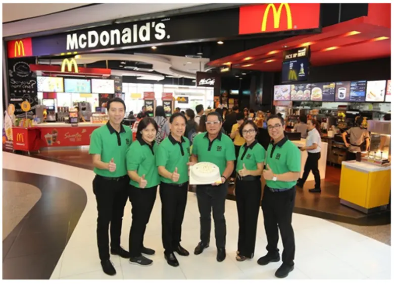 มร.เฮสเตอร์ ชิว (ที่ 3 จากขวา) ประธานกรรม...