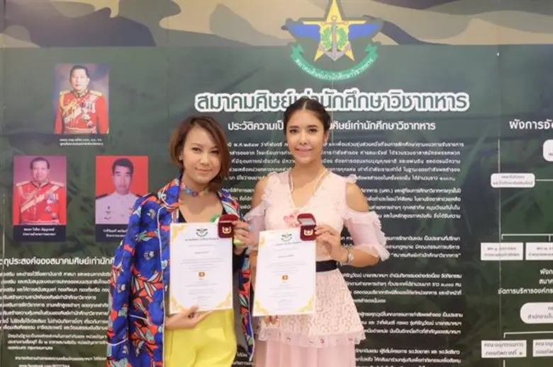 เหล่าดาราจิตอาสา เข้ารับเข็มที่ระลึกผู้ประกอบคุณงามความดี