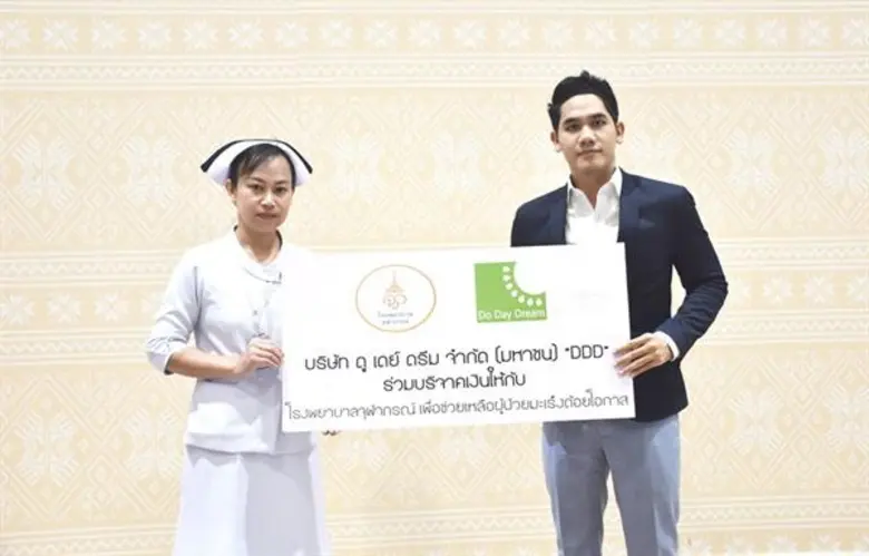 นายปิยวัชร ราชพลสิทธิ์ (ขวา) ประธานเจ้าหน...