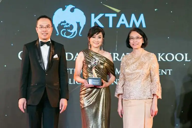 นางชวินดา หาญรัตนกูล (กลาง) กรรมการผู้จัด...