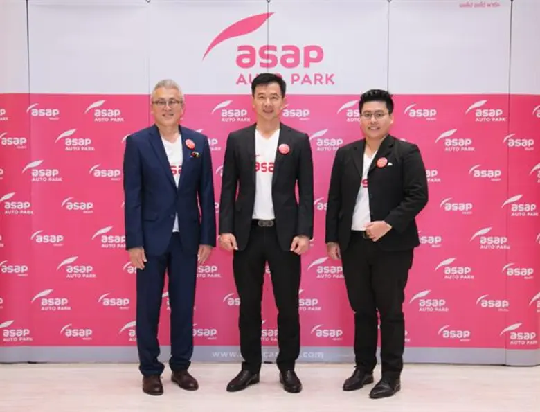 นายทรงวิทย์ ฐิติปุญญา (กลาง) ประธานเจ้าหน...