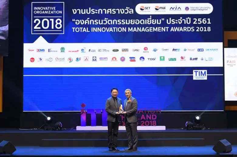 คุณกฤษดา ทรัพย์ทวยชน (ซ้าย) กรรมการบริหาร...