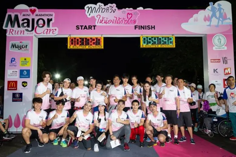 หน่อง อรุโณชา - เป็ป ณพสิทธิ์ - รอน - แม็ค - ลิฟท์ - หญิง ตบเท้าร่วมกิจกรรม “Major Care Mini Marathon 2018 Run with Care ทุกก้าวที่วิ่ง ให้น้องได้ก้าวไกล”
