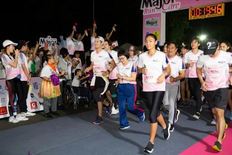 หน่อง อรุโณชา - เป็ป ณพสิทธิ์ - รอน - แม็ค - ลิฟท์ - หญิง ตบเท้าร่วมกิจกรรม “Major Care Mini Marathon 2018 Run with Care ทุกก้าวที่วิ่ง ให้น้องได้ก้าวไกล”