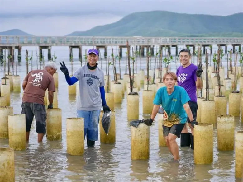 โครงการปลูกป่าโกงกาง ในโครงการอนุรักษ์พันธุกรรมพืชอันเนื่องมาจากพระราชดำริฯ กองทัพเรือ เป็นอัตลักษณ์ ตัวอักษร “ทรงพระเจริญ”