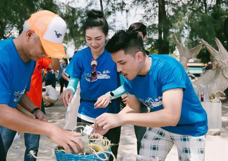 เป็นนางเอกสายบุญ ที่นอกจากจะเดินสายทำบุญแ...