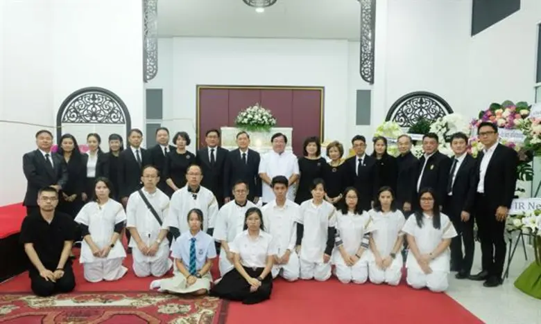 ดร. ชัยวัฒน์ วิบูลย์สวัสดิ์ (แถวหลังที่ 9...