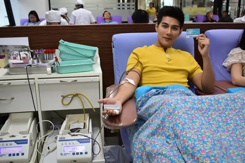 “ฝ้าย-มังกร” บริจาคโลหิตด้วยหัวใจ ถวายเป็นพระราชกุศล ในหลวง ร.9