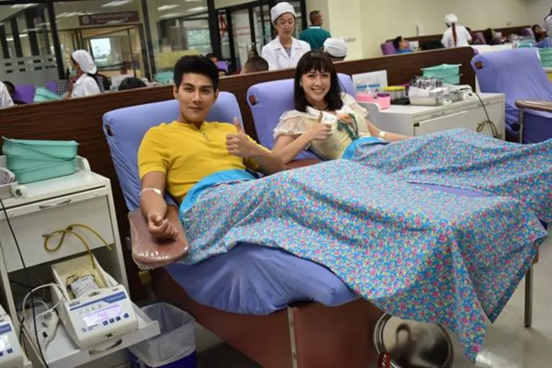 “ฝ้าย-มังกร” บริจาคโลหิตด้วยหัวใจ ถวายเป็นพระราชกุศล ในหลวง ร.9