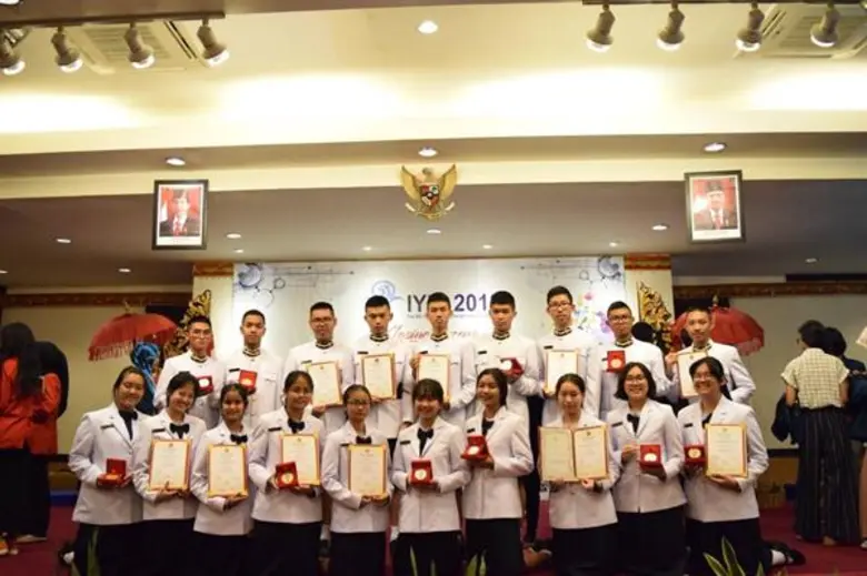 นายวชิระวิทย์ วรากลาง (ที่ 2 บนจากขวา)นัก...