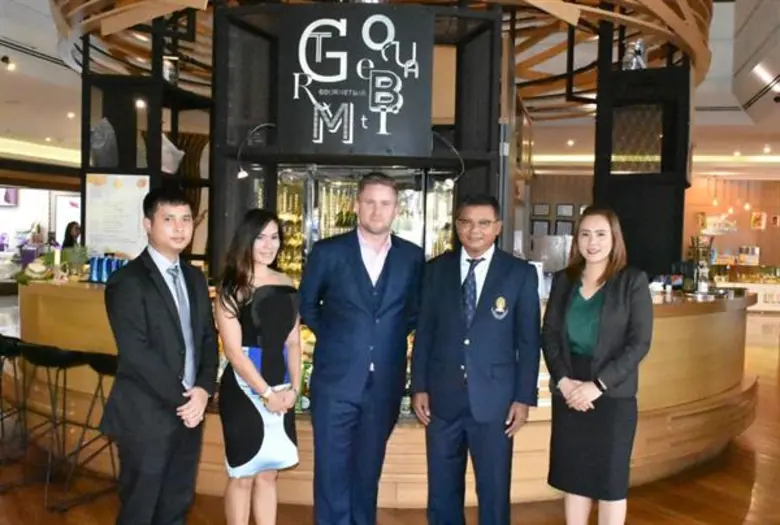 คุณจอน แคนนอน รองผู้จัดการทั่วไปโรงแรมโนโ...