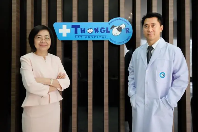 สพ.ญ.กฤติกา ชัยสุพัฒนากุล (ซ้าย) ประธานกร...