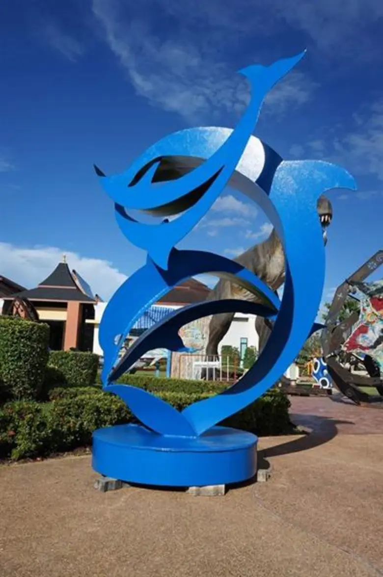 มรภ.สงขลา สร้างประติมากรรมร่วมสมัย โลมาสีน้ำเงิน  โชว์งานมหกรรมศิลปะที่กระบี่