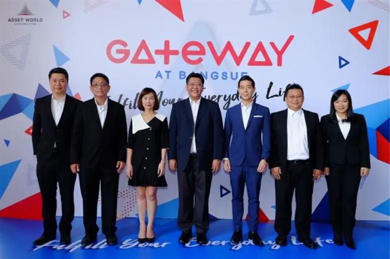 นายณภัทร เจริญกุล (กลาง) หัวหน้าสายงานกลุ...