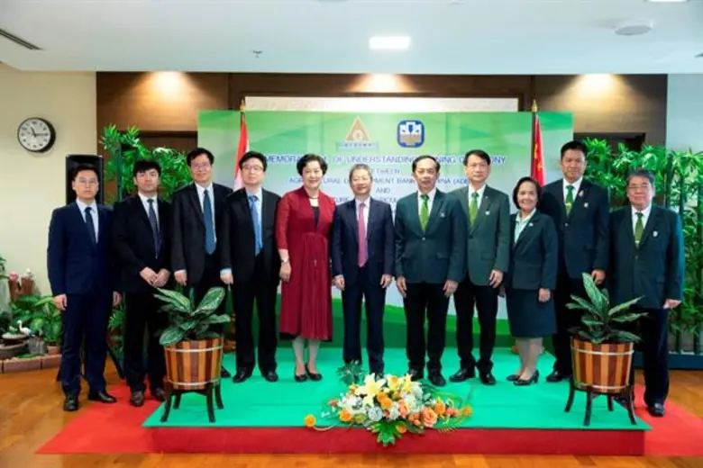 นายอภิรมย์ สุขประเสริฐ ผู้จัดการธนาคารเพื...