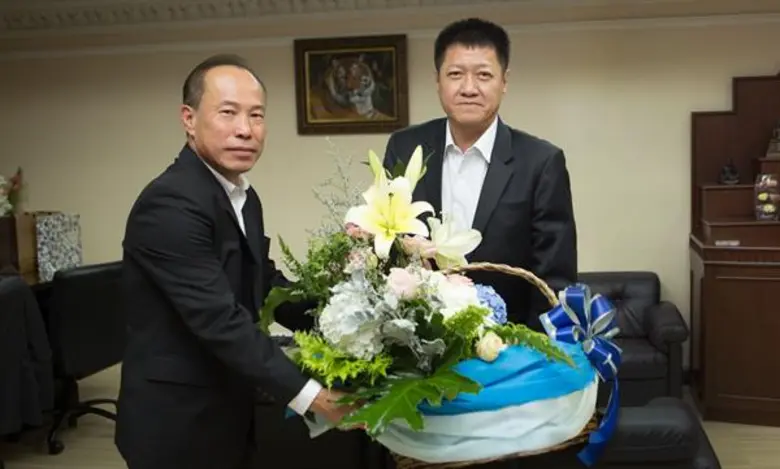 คุณวันชัย เหลืองวิริยะ (ซ้าย) ประธานเจ้าห...