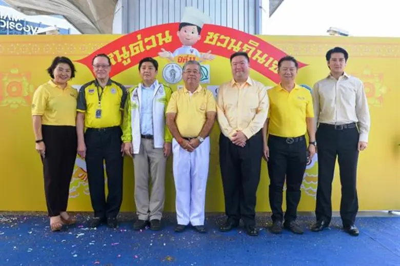 นายวิชัย กุลสมภพ (ขวา) กรรมการผู้จัดการให...