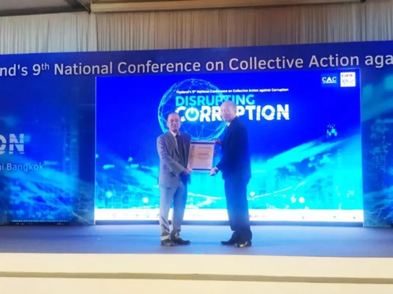 นายสว่าง ประจักษ์ธรรม (ซ้าย) ประธานกรรมกา...