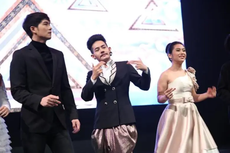 เก่ง ธชย และชาวคณะบ้านสมเด็จฯ เรคคอร์ด ขอพาทุกท่านร...