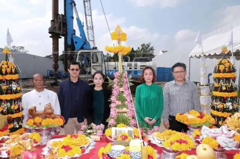 คุณเพชรลดา พูลวรลักษณ์ (ที่ 2 จากขวา) กรร...