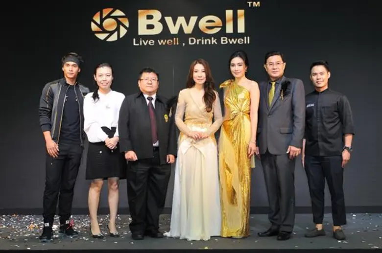 น.ส.ธนัทอร สุรีย์รักษณ์ (ที่4 จากซ้าย) ปร...