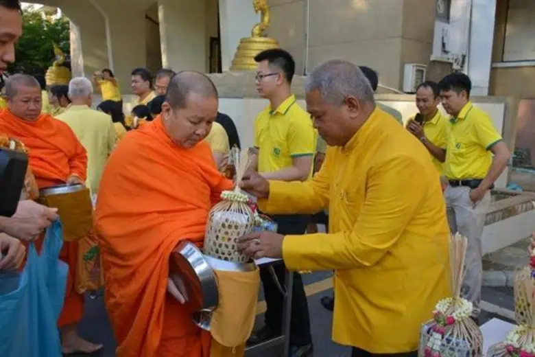 รมช.กษ.,ปลัดกษ.,รองปลัดกษ.และเลขาธิการ ส.ป.ก.ร่วมพิธีทำบุญตักบาตรเพื่อถวายเป็นพระราชกุศลพระบาทสมเด็จพระปรมินทรมหาภูมิพลอดุลยเดช บรมนาถบพิตร (รัชกาลที่ ๙) เนื่องในวาระแห่งการสวรรคต ครบรอบ ๒ ปี