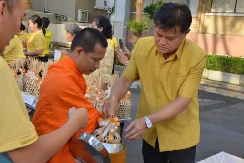 รมช.กษ.,ปลัดกษ.,รองปลัดกษ.และเลขาธิการ ส.ป.ก.ร่วมพิธีทำบุญตักบาตรเพื่อถวายเป็นพระราชกุศลพระบาทสมเด็จพระปรมินทรมหาภูมิพลอดุลยเดช บรมนาถบพิตร (รัชกาลที่ ๙) เนื่องในวาระแห่งการสวรรคต ครบรอบ ๒ ปี