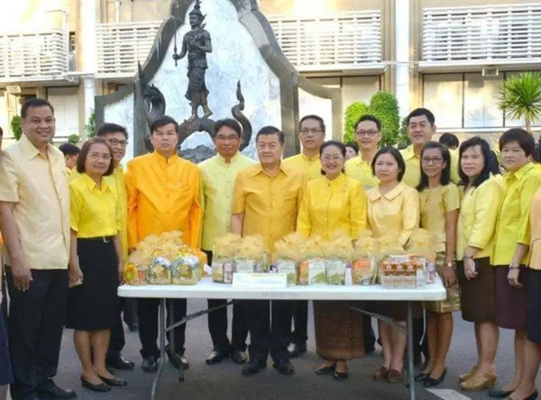 รมช.กษ.,ปลัดกษ.,รองปลัดกษ.และเลขาธิการ ส.ป.ก.ร่วมพิธีทำบุญตักบาตรเพื่อถวายเป็นพระราชกุศลพระบาทสมเด็จพระปรมินทรมหาภูมิพลอดุลยเดช บรมนาถบพิตร (รัชกาลที่ ๙) เนื่องในวาระแห่งการสวรรคต ครบรอบ ๒ ปี