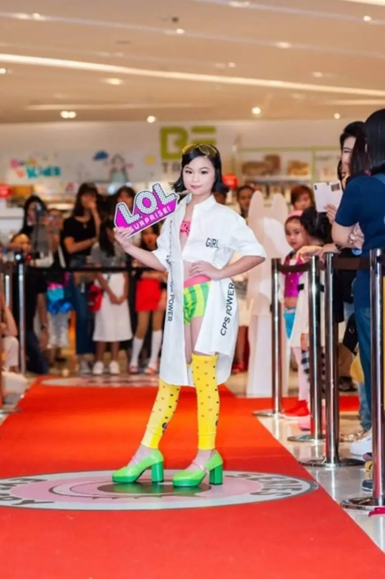 นิชิเวิร์ลผู้นำตลาดของเล่นแทคทีมดีไซเนอร์เด็กและเหล่านางแบบตัวน้อยจัดแฟชั่นโชว์เปิดตัวของเล่น L.O.L. Surprise