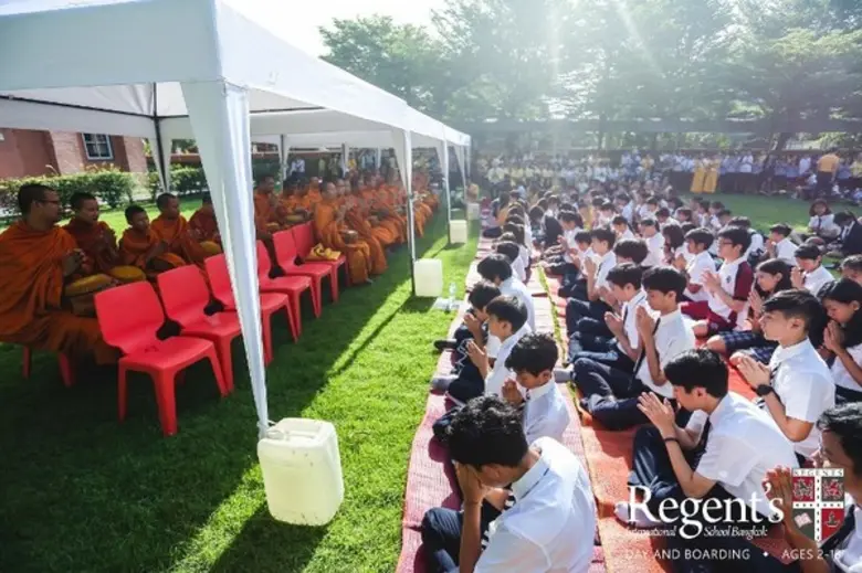 โรงเรียนนานาชาติรีเจ้นท์กรุงเทพฯ จัดงานทำบุญตักบาตรข่าวสารอาหารแห้งแด่พระภิกษุ 32 รูปถวายเป็นพระราชกุศลแด่พระบาทสมเด็จพระปรมินทรมหาภูมิพลอดุลยเดช