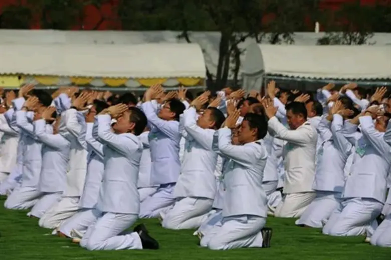 เลขาธิการส.ป.ก.วางพวงมาลาและถวายบังคม เนื่องในวันคล้ายวันสวรรคตของพระบาทสมเด็จพระปรมินทรมหาภูมิพลอดุลยเดช บรมนาถบพิตร(รัชกาลที่ 9) ครบรอบ 2 ปี ในวันเสาร์ที่ 13 ตุลาคม 2561 ณ มณฑลพิธีท้องสนามหลวง กรุงเทพมหานคร