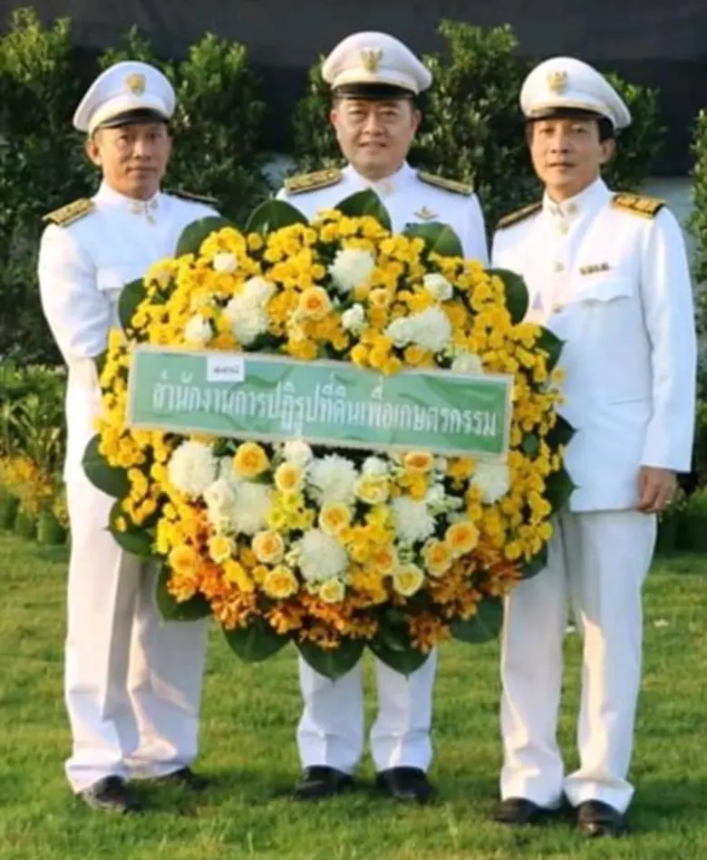 เลขาธิการส.ป.ก.วางพวงมาลาและถวายบังคม เนื่องในวันคล้ายวันสวรรคตของพระบาทสมเด็จพระปรมินทรมหาภูมิพลอดุลยเดช บรมนาถบพิตร(รัชกาลที่ 9) ครบรอบ 2 ปี ในวันเสาร์ที่ 13 ตุลาคม 2561 ณ มณฑลพิธีท้องสนามหลวง กรุงเทพมหานคร