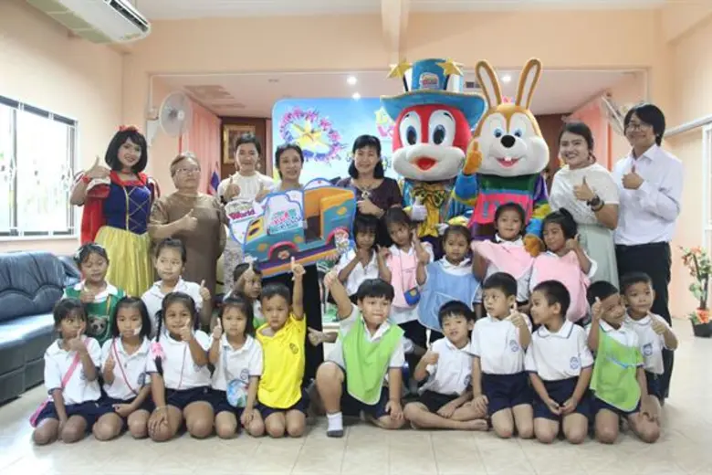 สวนสนุกดรีมเวิลด์ มอบเครื่องเล่นเด็ก สีสั...