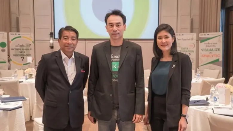 คุณฐิติพงศ์ จรณะจิตต์(ซ้าย) ผู้ช่วยผู้อำนวยการกลุ่ม...