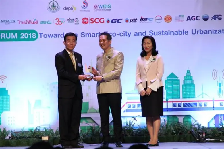 นายชำนาญ วิทูรปกรณ์ (ซ้าย) กรรมการผู้จัดก...