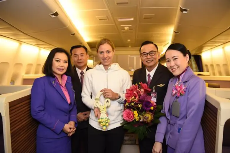 นางแองเจลิค แคร์เบอร์ (ที่ 3 จากซ้าย) นัก...