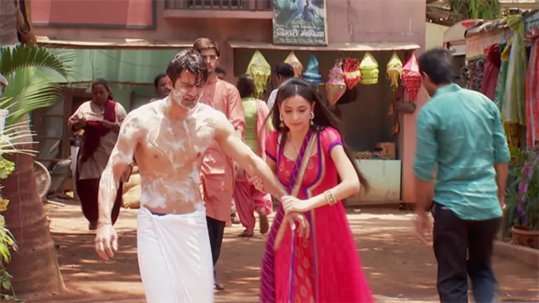 “ซานาย่า” ทำให้ไม่ผิดหวัง แกล้ง “บารุน” แก้ผ้าอาบน้ำโชว์ซิกแพคแน่น !!!