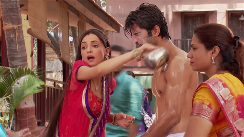 “ซานาย่า” ทำให้ไม่ผิดหวัง แกล้ง “บารุน” แก้ผ้าอาบน้ำโชว์ซิกแพคแน่น !!!