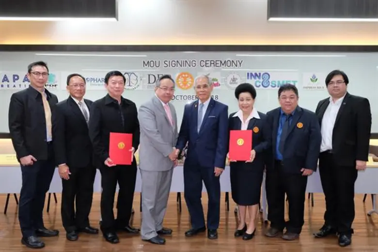 นายวีระพัฒน์ ถกลศรี (ที่ 4 จากซ้าย) กรรมก...