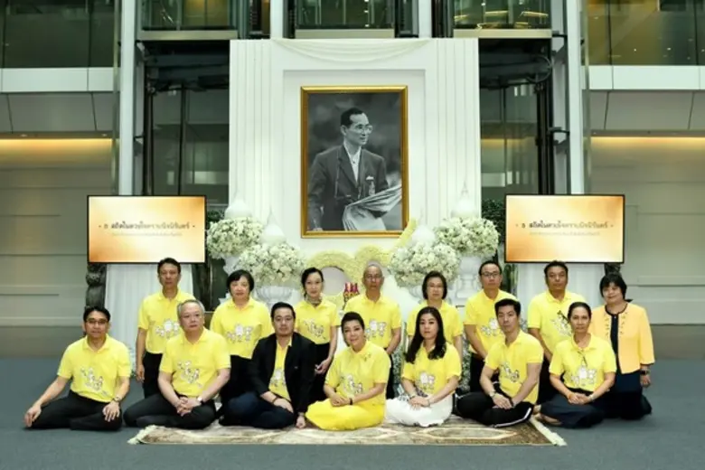 เอมอร ศรีวัฒนประภา (แถวหน้า-ที่ ๔ จากซ้าย...