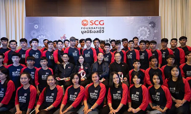 ขจรเดช แสงสุพรรณ (นั่งที่ 6 จากซ้าย) กรรม...