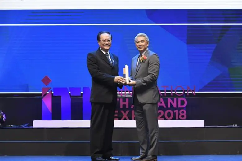 นายไมตรี ถาวรอธิวาสน์ (ซ้าย) รองประธานเจ้...