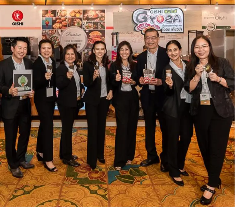 ปภัชญา สิริวัฒนภักดี (ที่ 4 จากซ้าย) และ ...