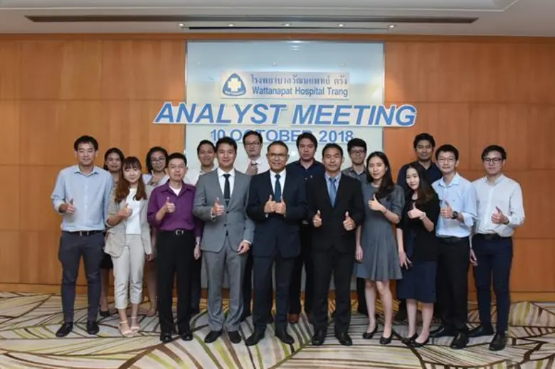 นายแพทย์ สมชาย จันทร์สว่าง (แถวหน้าลำดับท...