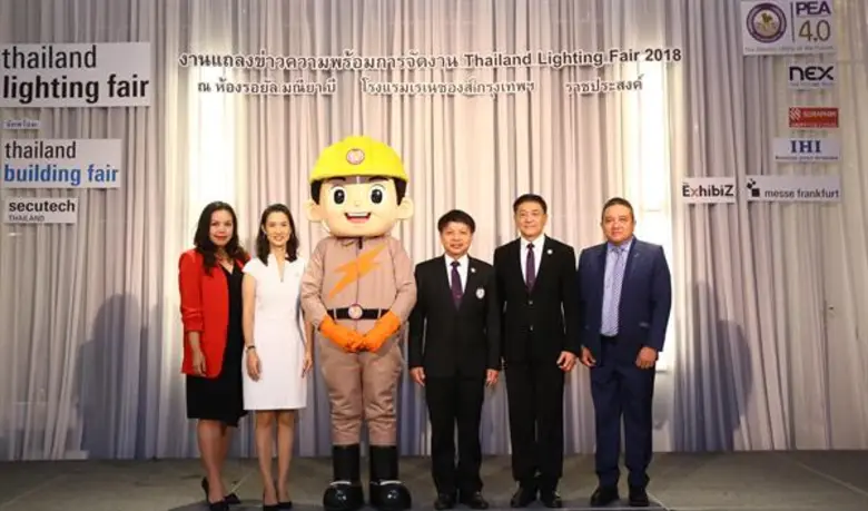 นายเสริมสกุล คล้ายแก้ว (กลาง) ผู้ว่าการกา...