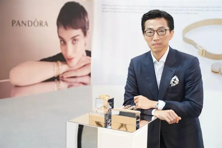 “ธนจิรา” ตอกย้ำผู้นำด้านการจัดจำหน่ายสินค้าไลฟ์สไตล์แฟชั่นจากต่างประเทศ ประกาศความสำเร็จครบรอบ 8 ปี นำ “แพนดอร่า” สู่ตลาดไทย เผยกลยุทธ์สร้างแบรนด์ให้เติบโตอย่างก้าวกระโดดพร้อมเปิดตัวคอลเลคชั่น “PANDORA REFLEXIONS” เจาะกลุ่มสาวยุคใหม่ มั่นใจสิ้นปีแพนดอร่าเ