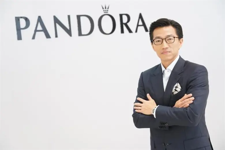 “ธนจิรา” ตอกย้ำผู้นำด้านการจัดจำหน่ายสินค้าไลฟ์สไตล์แฟชั่นจากต่างประเทศ ประกาศความสำเร็จครบรอบ 8 ปี นำ “แพนดอร่า” สู่ตลาดไทย เผยกลยุทธ์สร้างแบรนด์ให้เติบโตอย่างก้าวกระโดดพร้อมเปิดตัวคอลเลคชั่น “PANDORA REFLEXIONS” เจาะกลุ่มสาวยุคใหม่ มั่นใจสิ้นปีแพนดอร่าเ